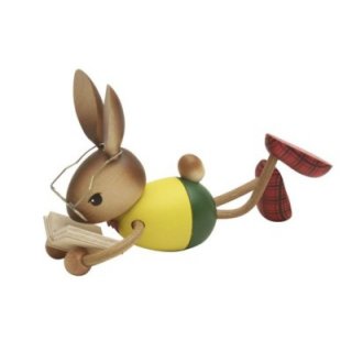 Hase liegend mit Buch