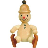 Wagner Schneemann Junior sitzend mit Schlittschuh